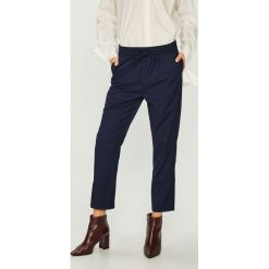 G-Star Raw - Spodnie. Niebieskie spodnie damskie G-Star RAW, bez wzorów, z poliesteru, retro. W wyprzedaży za 339,90 zł.