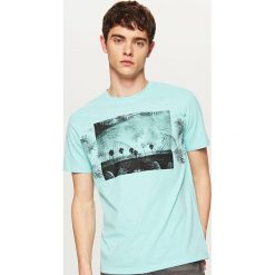 T-shirty męskie z nadrukiem: T-shirt z roślinnym nadrukiem – Turkusowy