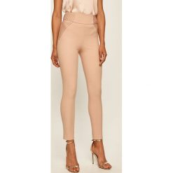 Marciano Guess - Spodnie. Różowe spodnie damskie MARCIANO GUESS, z elastanu, z podwyższonym stanem. W wyprzedaży za 329,90 zł.