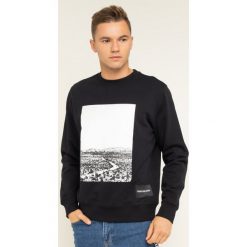 Bluza Calvin Klein Jeans Road Reg J30J313426. Czarne bluzy męskie Calvin Klein Jeans, xl, bez wzorów, z jeansu, bez kołnierzyka, bez rękawów, bez kaptura. W wyprzedaży za 219,00 zł.