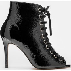Czarne botki peep toe. Czarne botki damskie marki Kazar, ze skóry, eleganckie, z otwartym noskiem, na wysokim obcasie, na szpilce, na sznurówki. Za 649,00 zł.