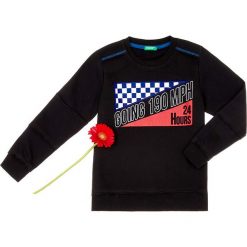 Bluza w kolorze czarnym ze wzorem. Czarne bluzy niemowlęce Benetton Kids, z nadrukiem, bez rękawów, bez kaptura. W wyprzedaży za 42,95 zł.
