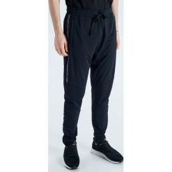Joggery w sportowym stylu z lampasem - Czarny. Czarne spodnie męskie Cropp, s, bez wzorów, sportowe. W wyprzedaży za 49,99 zł.