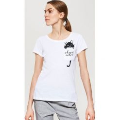 T-shirty damskie: T-shirt z nadrukiem na kieszonce – Biały