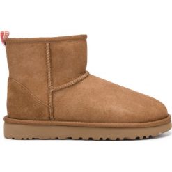 UGG Classic Mini II Graphic Logo Śniegowce Brązowy. Pomarańczowe śniegowce damskie Ugg, na zimę, ze skóry, bez zapięcia. Za 753,95 zł.