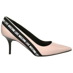 Love Moschino Czółenka damskie Cipria / Poundre JA10147G08 JC0 (rozmiar 37). Czółenka damskie Love Moschino, z aplikacjami, bez obcasa. W wyprzedaży za 587,00 zł.