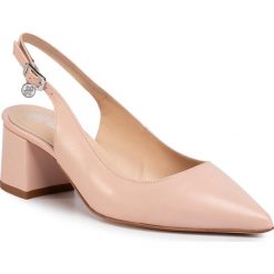 Sandały SOLO FEMME - 48902-01-E06/000-05-00 Pudrowy Róż. Różowe klapki damskie Solo Femme, z aplikacjami, ze skóry, bez obcasa, na obcasie. W wyprzedaży za 239,00 zł.