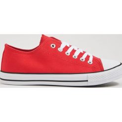 Sznurowane trampki - Czerwony. Czerwone trampki i tenisówki damskie Sinsay, bez wzorów, na sznurówki. Za 39,99 zł.