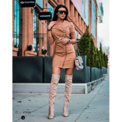 Sukienka ,,ZIPERR SPRING" camel. Brązowe sukienki damskie Divinostyle, s, bez wzorów, z elastanu, bez kołnierzyka, bez rękawów. W wyprzedaży za 129,00 zł.