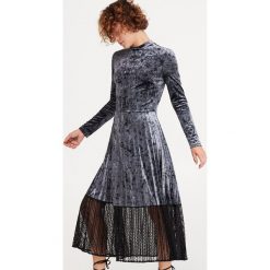 Welurowa sukienka - Szary. Szare sukienki damskie Reserved, bez wzorów, z weluru, bez kołnierzyka, bez rękawów. Za 159,99 zł.