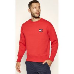 Bluza Tommy Jeans Badge Crew DM0DM06592. Czerwone bluzy męskie Tommy Jeans, xl, bez wzorów, z jeansu, bez kołnierzyka, bez rękawów, bez kaptura. Za 389,00 zł.