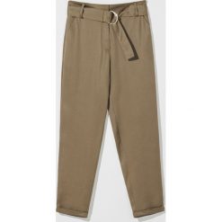 Spodnie carrot fit z paskiem Eco Aware - Khaki. Brązowe spodnie damskie Mohito. Za 119,99 zł.