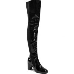 Muszkieterki STUART WEITZMAN - Fleur 1L23132 Black Pat/Sue Elastic. Czarne kozaki damskie Stuart Weitzman, ze skóry ekologicznej, przed kolano, na wysokim obcasie, na obcasie, bez zapięcia. W wyprzedaży za 1799,00 zł.