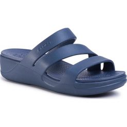 Klapki CROCS - Monterey Strappy Wedge W 206304 Navy. Niebieskie klapki damskie Crocs, bez wzorów, z tworzywa sztucznego, bez obcasa, na obcasie. Za 199,00 zł.