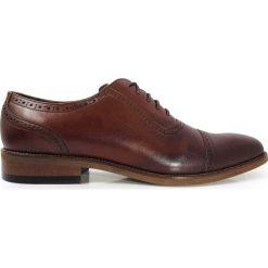 Brązowe przecierane brogsy typu adelaide T138. Pomarańczowe buty wizytowe męskie Modini Moda Męska, ze skóry, bez zapięcia. W wyprzedaży za 270,00 zł.