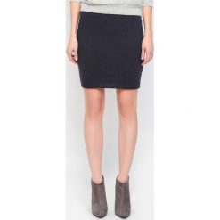 SPÓDNICA REGULARNA DAMSKA WE WZORY. Szare spódniczki dzianinowe marki Top Secret, eleganckie. W wyprzedaży za 24,99 zł.