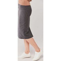 Spódnica Nela wełniana szara 34. Szare spódniczki damskie s, bez wzorów, z jedwabiu, eleganckie, z podwyższonym stanem, midi, ołówkowe. Za 347,00 zł.