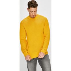 Calvin Klein - Sweter. Pomarańczowe swetry klasyczne męskie Calvin Klein, l, z bawełny, z okrągłym kołnierzem. W wyprzedaży za 429,90 zł.