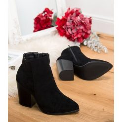 Botki damskie Marquiiz TX-3207 Czarne. Czarne botki damskie Marquiiz, z tworzywa sztucznego, eleganckie, bez obcasa, na obcasie, bez zapięcia. Za 129,00 zł.