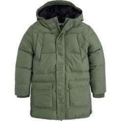 Płaszcz w kolorze ciemnozielonym. Zielone kurtki chłopięce z puchu. W wyprzedaży za 219,95 zł.