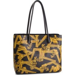 Torebka VERSACE JEANS - E1VTBBK1 71101 899. Żółte torebki klasyczne damskie Versace Jeans, z aplikacjami, z jeansu, klasyczne, zdobione, bez dodatków. W wyprzedaży za 379,00 zł.