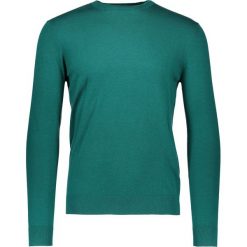 Sweter w kolorze zielonym. Zielone swetry klasyczne męskie marki Benetton, m, z okrągłym kołnierzem. W wyprzedaży za 58,95 zł.