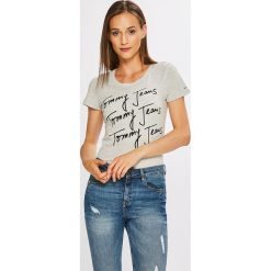 Tommy Jeans - Top. Szare topy damskie Tommy Jeans, l, z nadrukiem, z bawełny, z okrągłym kołnierzem. W wyprzedaży za 99,90 zł.