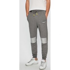 Guess Jeans - Spodnie. Szare spodnie męskie Guess Jeans, na co dzień, s, z aplikacjami, z bawełny, casualowe. Za 369,90 zł.