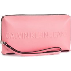 Torebka CALVIN KLEIN JEANS - Box Wristlet K60K605528 637. Różowe torebki klasyczne damskie Calvin Klein Jeans, bez wzorów, z jeansu, wizytowe, bez dodatków. W wyprzedaży za 189,00 zł.