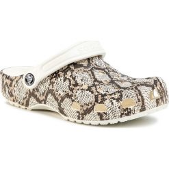 Klapki CROCS - Classic Snake Print Clog 206480 Oyster/Mushroom. Pomarańczowe klapki damskie Crocs, bez wzorów, z tworzywa sztucznego, bez obcasa. Za 189,00 zł.