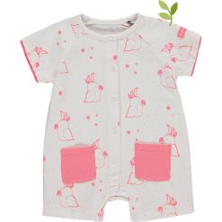 Rampers w kolorze różowo-białym. Różowe body niemowlęce bellybutton, z nadrukiem, z bawełny, bez rękawów. W wyprzedaży za 62,95 zł.