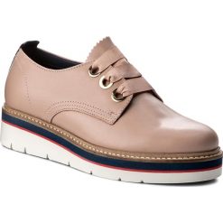 Oxfordy TOMMY HILFIGER - Manon 4A FW0FW02622 Dusty Rose 502. Różowe półbuty damskie TOMMY HILFIGER, ze skóry, na koturnie. Za 599,00 zł.