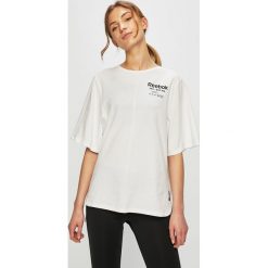 Reebok - Top. Białe topy damskie Reebok, s, z nadrukiem, z bawełny, z okrągłym kołnierzem. W wyprzedaży za 119,90 zł.