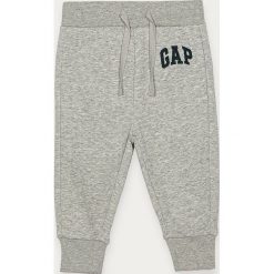 GAP - Spodnie dziecięce 74-110 cm. Niebieskie dresy chłopięce GAP, z nadrukiem, z dzianiny. Za 69,90 zł.