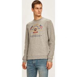 Guess Jeans - Bluza. Szare bluzy męskie s, z aplikacjami, z bawełny, z okrągłym kołnierzem. W wyprzedaży za 229,90 zł.