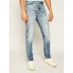 Jeansy Regular Fit Guess M0YA37 D4323. Niebieskie jeansy męskie Guess, m, z aplikacjami. Za 419,00 zł.