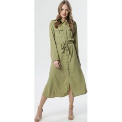 Zielona Sukienka Strickland. Zielone sukienki damskie Born2be, xl, z tkaniny, eleganckie, z kokardą, długie, midi, koszulowe. Za 89,99 zł.