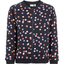 Kurtka "Vera" w kolorze granatowym ze wzorem. Niebieskie bluzy niemowlęce name it girls, bez wzorów, bez kaptura. W wyprzedaży za 49,95 zł.