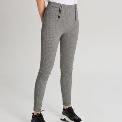 Spodnie high waist z zamkami - Czarny. Czarne spodnie damskie Cropp, bez wzorów, z podwyższonym stanem. Za 89,99 zł.