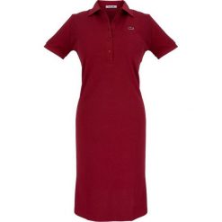 Sukienka letnia Lacoste Marine Cherry. Czerwone kombinezony damskie Lacoste, na lato, bez wzorów, klasyczne, z klasycznym kołnierzykiem, bez rękawów. Za 279,00 zł.