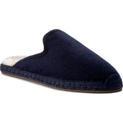 Kapcie MARC O'POLO - 709 14289301 606 Navy 890. Niebieskie kapcie damskie Marc O'Polo, bez wzorów, z tworzywa sztucznego, bez obcasa. W wyprzedaży za 199,00 zł.