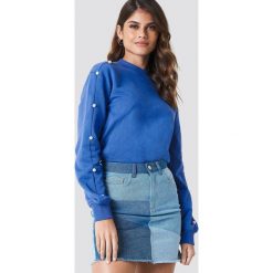 Andrea Hedenstedt x NA-KD Bluza z perłami na rękawie - Blue. Niebieskie długie bluzy damskie marki Andrea Hedenstedt x NA-KD, z dzianiny, z długim rękawem. W wyprzedaży za 66,97 zł.