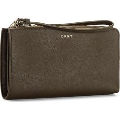 Duży Portfel Damski DKNY - Slgs-Bryant Park R2235051 Olivine 344. Zielone portfele damskie DKNY, bez wzorów, ze skóry. W wyprzedaży za 209,00 zł.