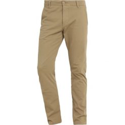 DOCKERS ALPHA Spodnie materiałowe new british khaki. Brązowe spodnie męskie marki DOCKERS, m, bez wzorów, z elastanu. Za 399,00 zł.