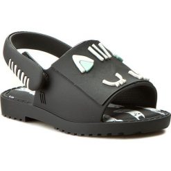 Sandały MELISSA - Mini Melissa Mia+Fabula Bb M 32203 Black 01003. Czarne sandały dziewczęce Melissa, z tworzywa sztucznego, bez zapięcia. W wyprzedaży za 129,00 zł.