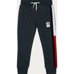 Tommy Hilfiger - Spodnie dziecięce 98-176 cm. Niebieskie dresy chłopięce TOMMY HILFIGER, bez wzorów, z elastanu. Za 269,90 zł.