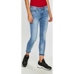 Tommy Jeans - Jeansy Sophie. Niebieskie jeansy damskie Tommy Jeans, z obniżonym stanem. Za 449,90 zł.