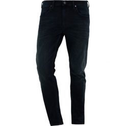 Lee LUKE Jeansy Slim fit dark blue denim. Niebieskie jeansy męskie relaxed fit marki Lee, z bawełny. W wyprzedaży za 271,20 zł.