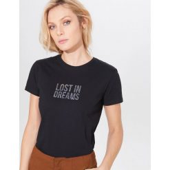 Koszulka z holograficznym nadrukiem - Czarny. Czarne koszulki damskie Mohito, s, z nadrukiem, bez kołnierzyka. Za 39,99 zł.