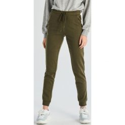 Spodnie dresowe - Khaki. Brązowe spodnie dresowe damskie marki Sinsay, xl, z dresówki. Za 39,99 zł.